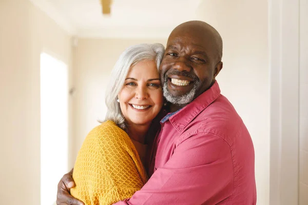 Retrato Feliz Pareja Ancianos Diversos Abrazando Sonriendo Cámara Casa Felicidad — Foto de Stock