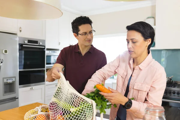 Kafkasyalı Çift Modern Mutfakta Birlikte Alışveriş Çantalarını Boşaltıyor Evde Birlikte — Stok fotoğraf