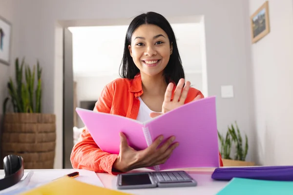Зображення Усміхненої Жінки Тримає Рожевий Файл Столом Робота Дому Концепція — стокове фото