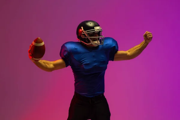 Kafkas Erkek Amerikan Futbolcu Neon Işıklı Topu Tutuyor Spor Hareket — Stok fotoğraf