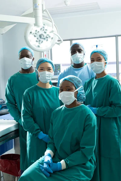 Retrato Vertical Grupo Diverso Cirujanos Listos Para Cirugía Quirófano Espacio — Foto de Stock