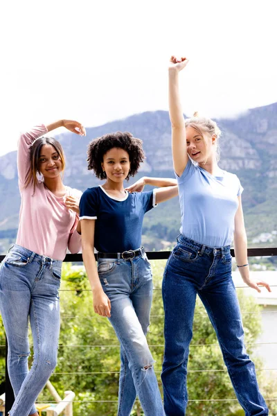 Imagem Três Mulheres Diversas Camisetas Com Copyspace Calças Jeans Com — Fotografia de Stock