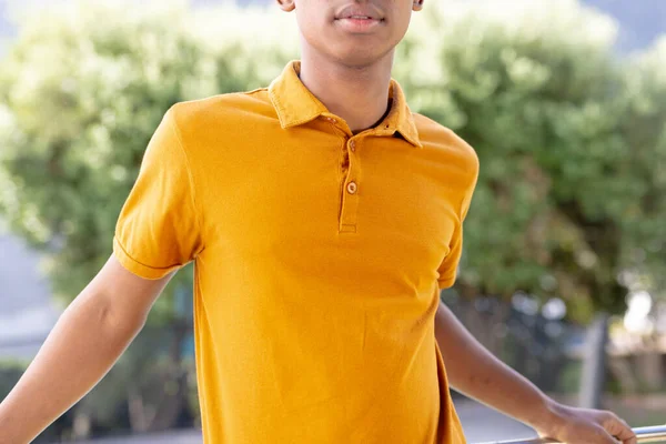 コピースペース付きオレンジ半袖ポロTシャツの中に生まれた男のイメージ ファッション カジュアルウェア 自然コンセプト — ストック写真