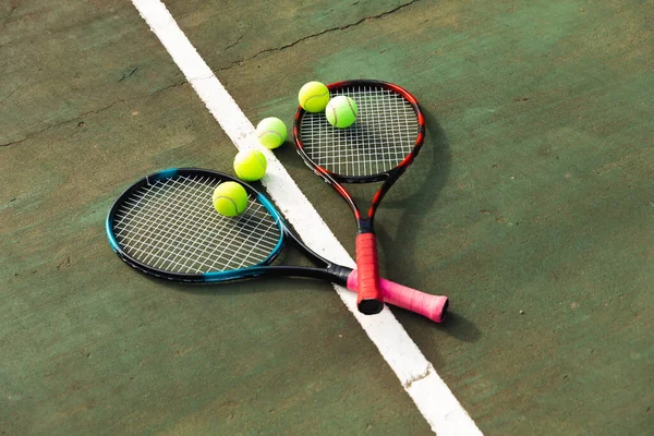 Detalhe Duas Raquetes Tênis Bolas Tênis Deitadas Chão Campo Tênis — Fotografia de Stock