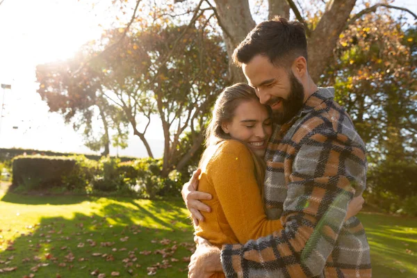 秋の庭に抱擁された幸せな白人夫婦のイメージ 一緒に質の高い時間を過ごす — ストック写真