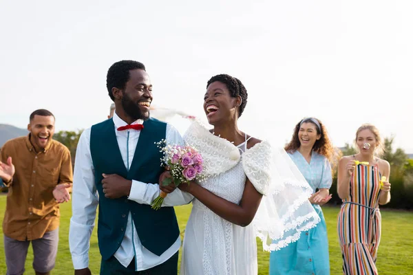 幸福的非洲裔美国夫妇在婚礼上笑着拥抱 婚礼日 包容和生活方式概念 — 图库照片