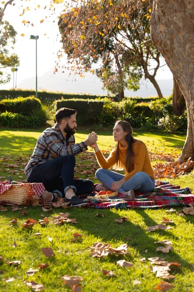 ロマンチックな白人のカップルは 晴れた秋の庭でピクニックをしている敷物の上に座っています 国内生活 ロマンスと団結の概念 — ストック写真