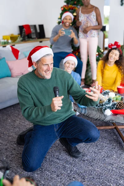 Kafkasyalı Mutlu Bir Adamın Farklı Arkadaşlarla Noel Kutlarken Çekilmiş Dikey — Stok fotoğraf