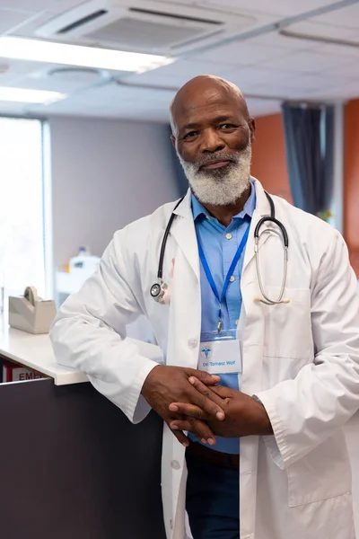 Pionowy Portret Uśmiechniętego Starszego Lekarza Wstążką Nowotworową Oddziale Szpitalnym Przestrzeń — Zdjęcie stockowe