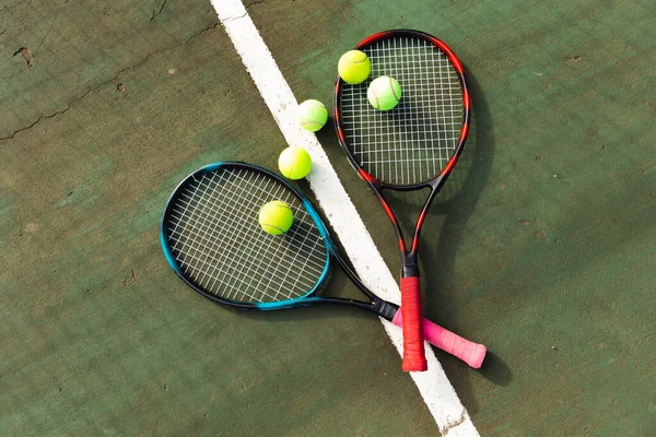 Részlet Két Teniszütő Teniszlabda Feküdt Földön Egy Szabadtéri Teniszpályán Sport — Stock Fotó