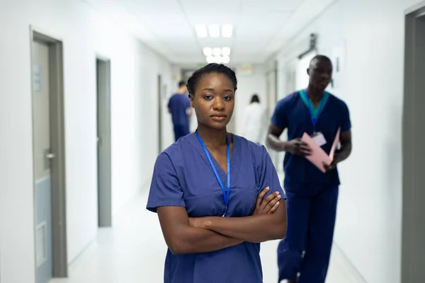 Portret Van Afro Amerikaanse Vrouwelijke Gezondheidswerker Drukke Ziekenhuisgang Kopieer Ruimte — Stockfoto