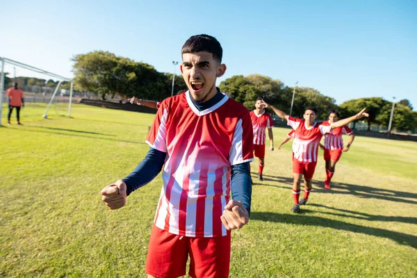 Equipo Fútbol Multirracial Corriendo Hacia Jugador Alegre Gritando Mientras Celebra —  Fotos de Stock