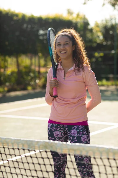 Κάθετη Εικόνα Του Χαρούμενος Biracial Κορίτσι Ρακέτα Τένις Κοιτάζοντας Κάμερα — Φωτογραφία Αρχείου