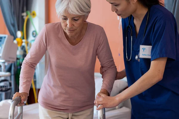 Різні Жінки Лікарі Які Допомагають Старшим Пацієнткам Використовують Прогулянкову Рамку — стокове фото