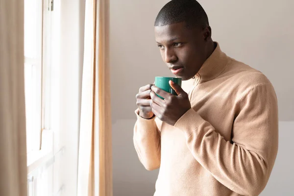 Homme Africain Américain Réfléchi Maison Tenant Une Tasse Café Regardant — Photo