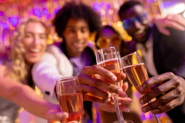 ナイトクラブでシャンパンをグラスで味わう4人の幸せな 多様な友人の選択的な焦点 楽しさ 飲み物 包括性とパーティーのコンセプト — ストック写真