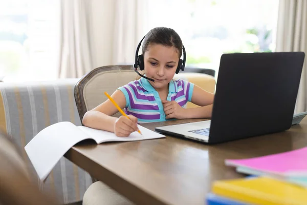 Menina Branca Aprendendo Usando Laptop Fones Ouvido Sala Estar Home — Fotografia de Stock