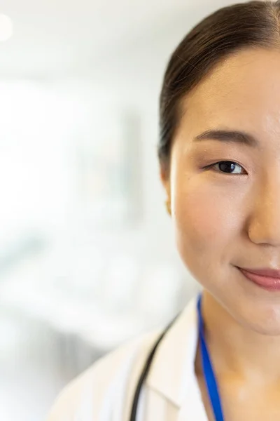 在医院走廊里 亚洲女医生面带微笑的垂直半人像 具有复制空间 医疗和保健服务 — 图库照片