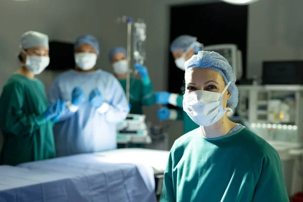 Retrato Uma Cirurgiã Branca Sorridente Teatro Para Cirurgia Com Colegas — Fotografia de Stock