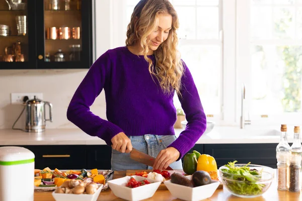 Усміхнена Біла Жінка Стоїть Кухні Нарізаючи Овочі Домашнє Життя Їжа — стокове фото