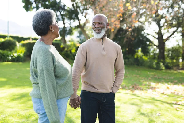 Bild Eines Glücklichen Afrikanisch Amerikanischen Senioren Paares Garten Liebe Beziehung — Stockfoto