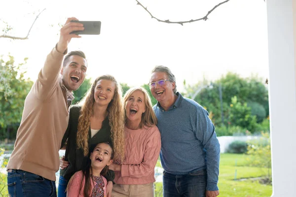 パティオで夕食後に自撮りした幸せな多世代の白人家族のイメージ 家族と一緒に質の高い時間を過ごすコンセプト — ストック写真