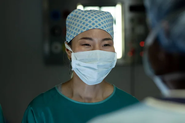 Női Ázsiai Sebész Mosolyog Kollégájára Műtőben Műtét Alatt Kórházi Orvosi — Stock Fotó
