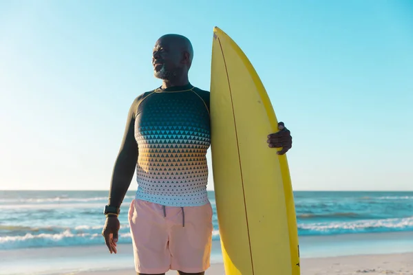 Afrikanischer Älterer Herr Mit Surfbrett Schaut Weg Während Gegen Das — Stockfoto