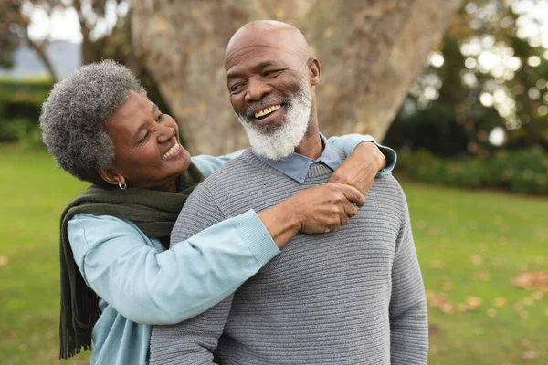 Bild Lyckliga Afrikanska Seniora Par Poserar Vid Kameran Utomhus Hösten — Stockfoto