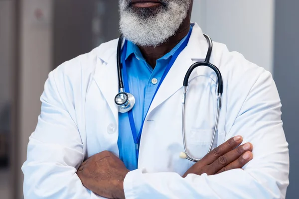 Mittelteil Eines Afrikanisch Amerikanischen Chefarztes Mit Verschränkten Armen Krankenhausflur Kopierraum — Stockfoto