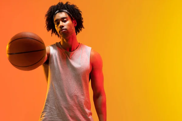 Afbeelding Van Biracial Basketballer Met Basketbal Oranje Tot Gele Achtergrond — Stockfoto