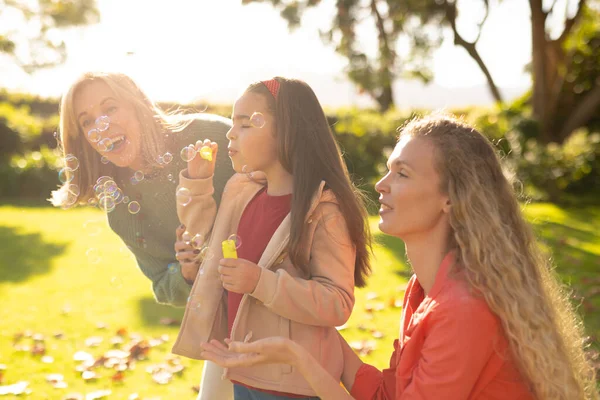 Imagen Mujeres Caucásicas Felices Tres Generaciones Con Burbujas Jabón Jardín — Foto de Stock