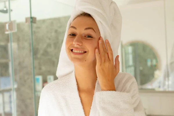 Retrato Mulher Caucasiana Feliz Vestindo Roupão Sorrindo Banheiro Passar Tempo — Fotografia de Stock