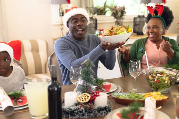 Χαρούμενη Αφροαμερικάνικη Οικογένεια Που Περνάει Χρόνο Μαζί Τρώγοντας Χριστουγεννιάτικο Γεύμα — Φωτογραφία Αρχείου