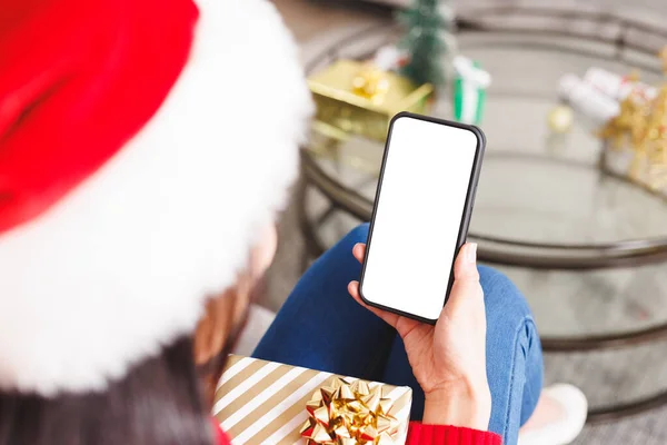 Birassische Frau Mit Weihnachtsmütze Auf Dem Sofa Wohnzimmer Sitzend Smartphone — Stockfoto