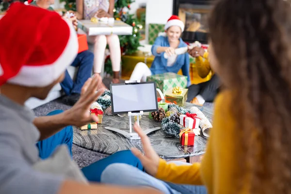 快乐的朋友们在庆祝圣诞节时打电话给笔记本电脑 复制屏幕上的空间 圣诞节 庆祝活动 包容和生活方式概念 — 图库照片