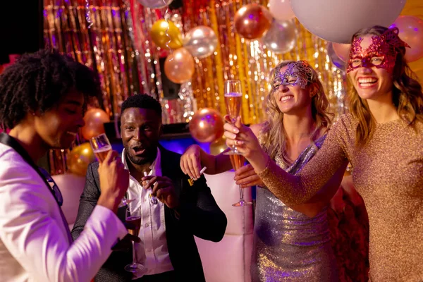 Čtyři Šťastní Různorodí Přátelé Smějí Popíjejí Skleničky Šampaňského Párty Nočním — Stock fotografie