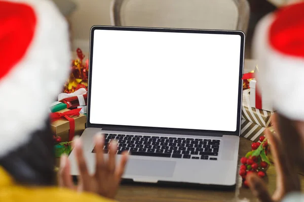 サンタの帽子の多様なカップルは スクリーン上のコピースペースを持つタブレット上でクリスマスビデオ通話を行います クリスマス コミュニケーション お祝い 包括的なコンセプト — ストック写真