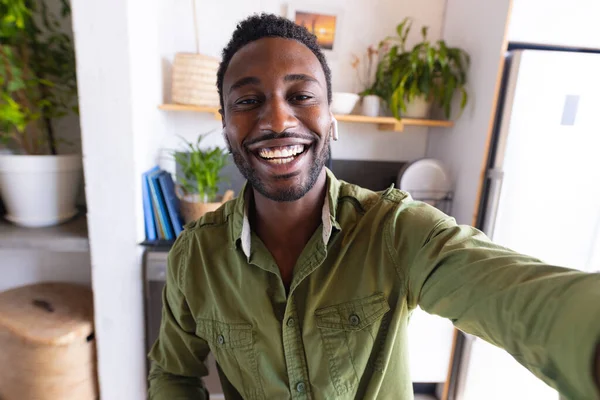 Щасливий Афроамериканець Сидить Столом Кухні Має Відеодзвінок Якісний Час Удома — стокове фото