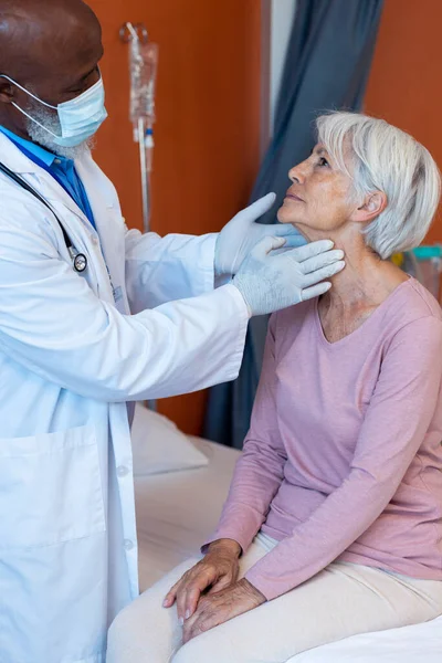 Kıdemli Kadın Hastanın Boğazını Inceleyen Çeşitli Kıdemli Erkek Doktorların Dikey — Stok fotoğraf