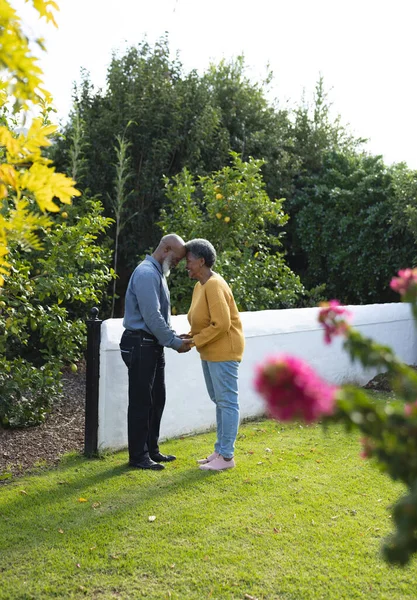 Vertikal Bild Glada Afrikanska Seniora Par Trädgården Familj Och Tillbringa — Stockfoto