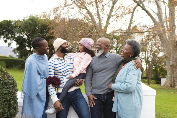 秋天花园中快乐的非洲裔美国多代家庭的形象 家庭与共同度过美好时光的概念 — 图库照片