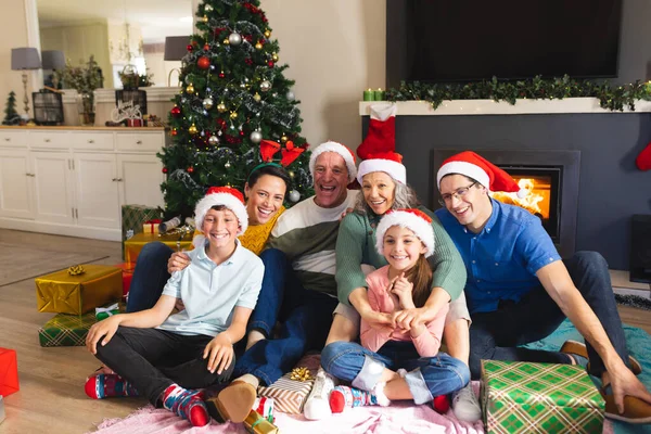 白种人一家人在一起 坐在圣诞树旁 圣诞节 家庭时间和庆祝概念 — 图库照片