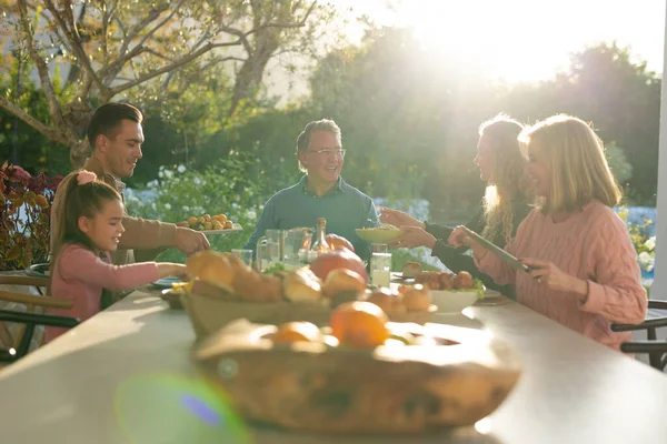多代高加索家庭在户外吃晚餐的图像 家庭与共同度过美好时光的概念 — 图库照片