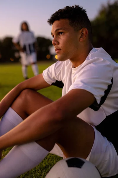 Vista Lateral Pensativo Jogador Masculino Caucasiano Triste Olhando Para Longe — Fotografia de Stock