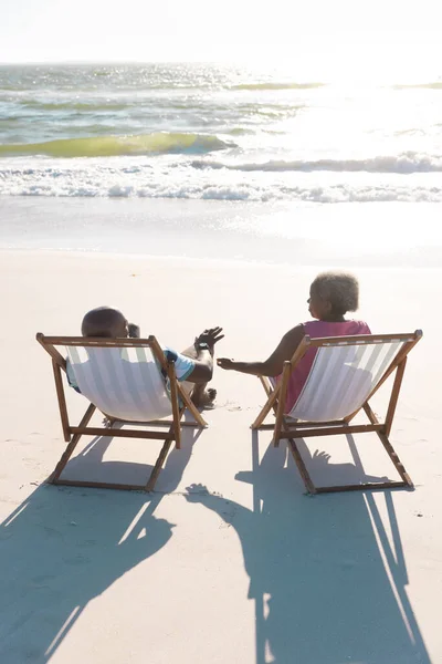 Rückansicht Eines Afrikanisch Amerikanischen Seniorehepaares Das Auf Liegestühlen Strand Vor — Stockfoto