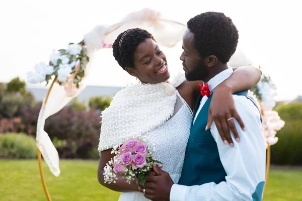 Glad Afrikansk Amerikansk Par Omfamnar Och Ler Bröllopet Bröllopsdag Vänskap — Stockfoto