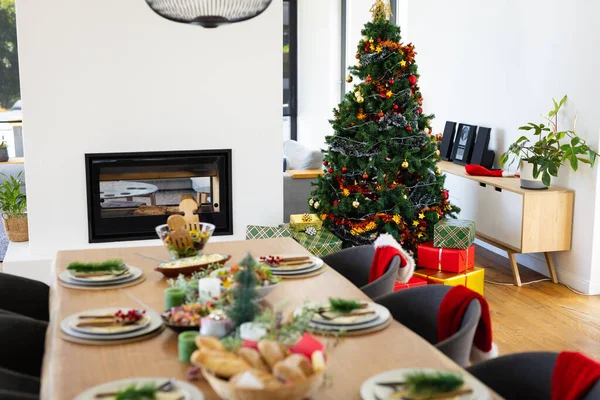 Großaufnahme Des Tisches Mit Abendessen Und Weihnachtsdekoration Weihnachten Fest Tradition — Stockfoto