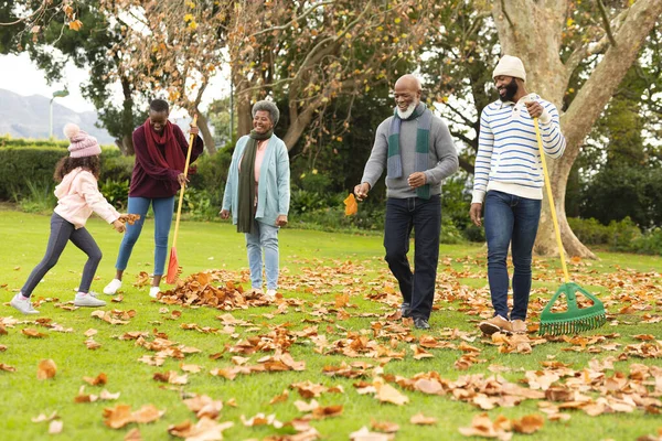Imagen Feliz Familia Afroamericana Multi Generación Deslizando Hojas Jardín Otoño — Foto de Stock