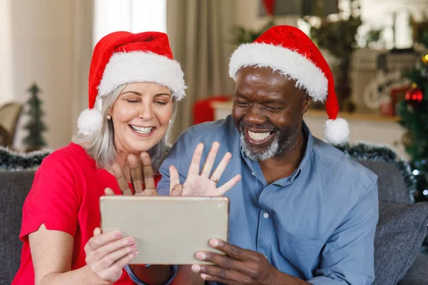 Heureux Couple Diversifié Senior Avec Chapeaux Santa Utilisant Tablette Passer — Photo